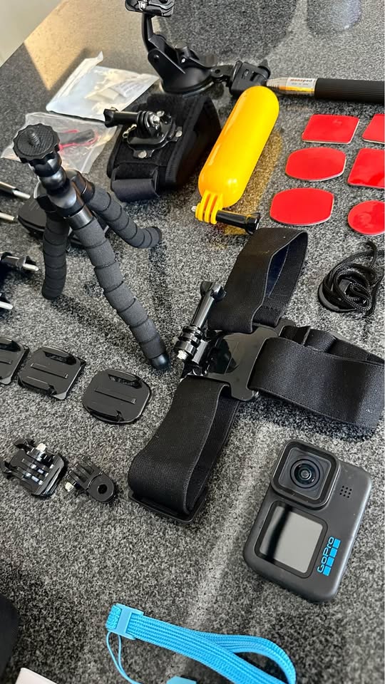GoPro Bundle Hero10 Black Cámara de Acción + kit de varios accesorios + batería extra