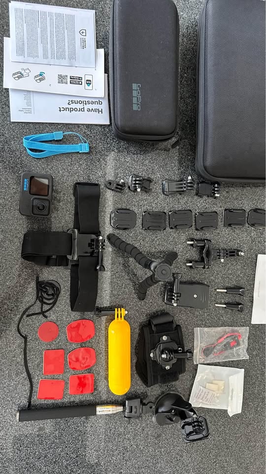 GoPro Bundle Hero10 Black Cámara de Acción + kit de varios accesorios + batería extra