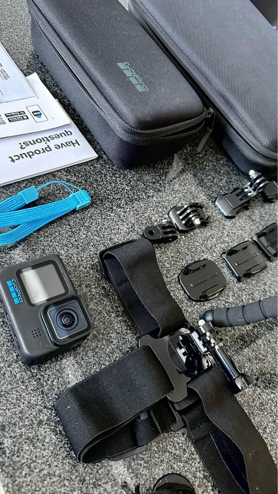 GoPro Bundle Hero10 Black Cámara de Acción + kit de varios accesorios + batería extra