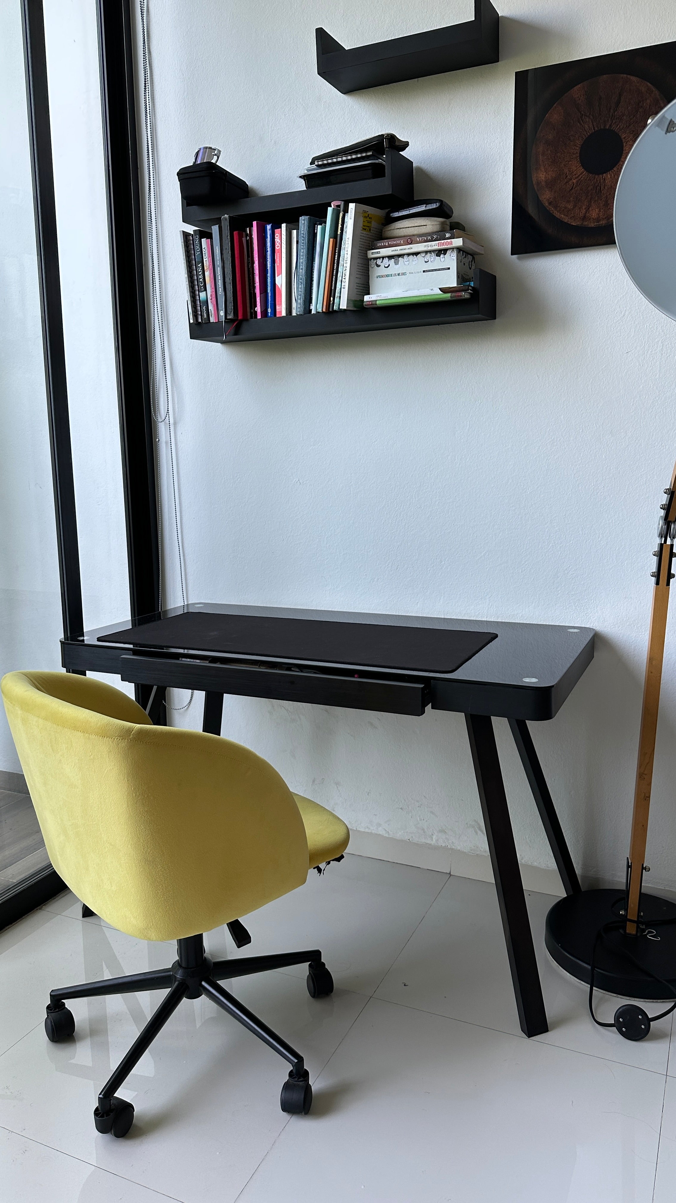 Escritorio de cristal y metal con cajón